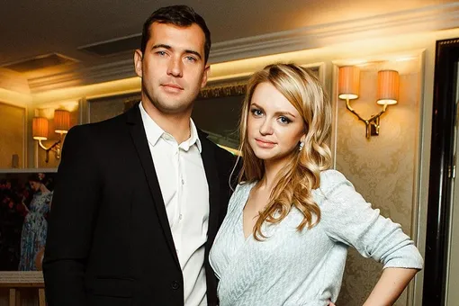 Милана и Александр Кержаковы перестали скрывать лицо младшего сына Милана и Александр Кержаковы перестали скрывать лицо младшего сына