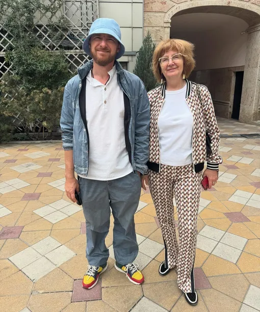 Мама Елены Ваенги — Ирина Васильевна Журавель, и муж певицы — Роман Садырбаев Мама Елены Ваенги — Ирина Васильевна Журавель, и муж певицы — Роман Садырбаев