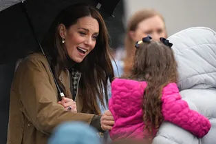 Это надо видеть: ребенок «похитил» сумочку Кейт Миддлтон у всех на глазах