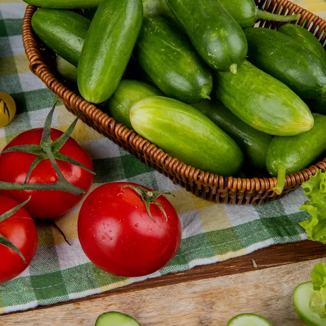 Можно ли выращивать огурцы и помидоры под одной крышей: экономим место с умом