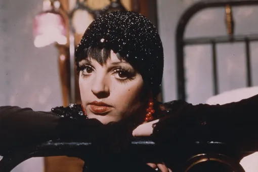 Редкий выход Лайзы Минелли: 79-летняя звезда «Кабаре» появилась на сцене на бархатном троне