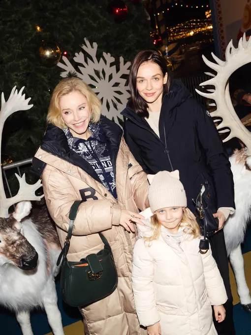 Марина Зудина и Софья Синицына с Миа Табаковой