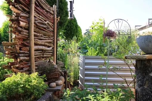 Подходит ли мёртвая изгородь для любого сада