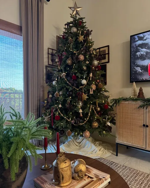 Красный, черный и золото — смелый тренд 2026 года для украшения елки. Красный, черный и золото — смелый тренд 2026 года для украшения елки.