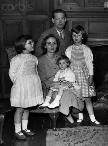 Король Михай I с женой и тремя дочерьми Король Михай I с женой