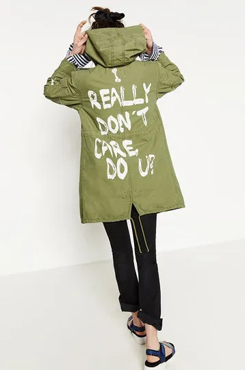 Модель в куртке и брюках