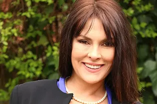 Красавица в 60 лет, чуть не потеряла ребёнка: 7 фактов об актрисе Айдан Шенер