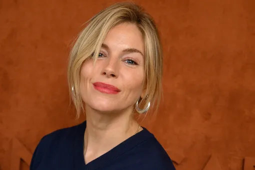 Сиенна Миллер впервые вышла в свет беременной, полностью оголив живот. Фото Сиенна Миллер впервые вышла в свет беременной, полностью оголив живот. Фото