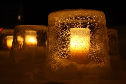 Свечи в ледяных «лампах»
