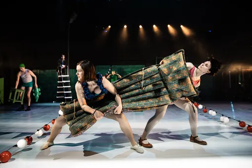 Кадр из спектакля «Прыг-скок, обвалился потолок» постановка режиссёра Марины Брусникиной