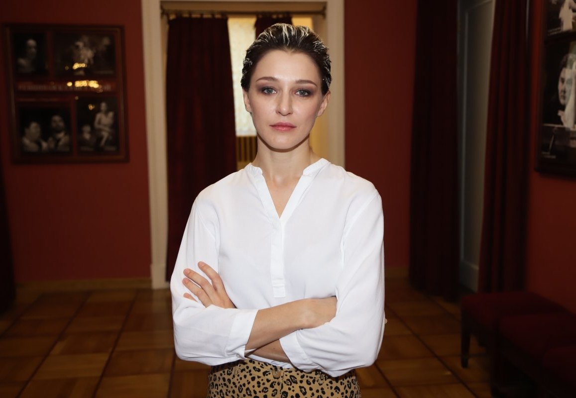 Орыс жігіті құрбысымен әйелін трахает Жалаңаш Наташа Королеваның жыныстық қатынасқа түскен видеосы