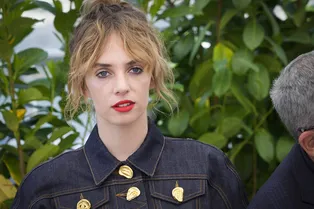 Мама, я в шапке! Дочь Умы Турман пришла на премьеру фильма «Город астероидов» в необычном образе Мама, я в шапке! Дочь Умы Турман пришла на премьеру фильма «Город астероидов» в необычном образе