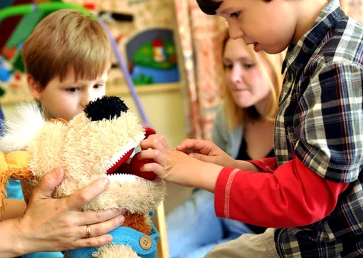 Благодаря организованной терапевтической игре у детей развивается речь, улучшается качество контакта со взрослыми и сверстниками