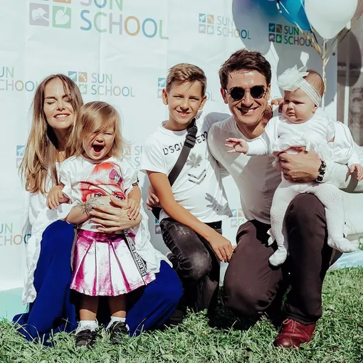 Станислав Бондаренко с Аурикой Алехиной, сыном Марком, дочерьми Алексией и Микаэлой