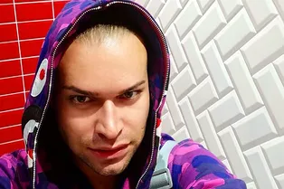 «С прелестной крошкой»: Гоген Солнцев снова отдыхает без своей супруги