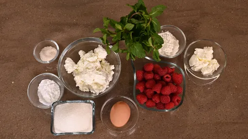 Сырные сырники с малиновым соусом