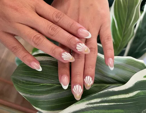 Перламутровые ракушки Денежный маникюр на 8 марта 2026 года