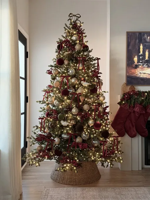 Так украшают елку в год Огненной Лошади: красный и золото усиливают энергетику огня, поэтому принесут удачу в Новом году. Так украшают елку в год Огненной Лошади: красный и золото усиливают энергетику огня, поэтому принесут удачу в Новом году.