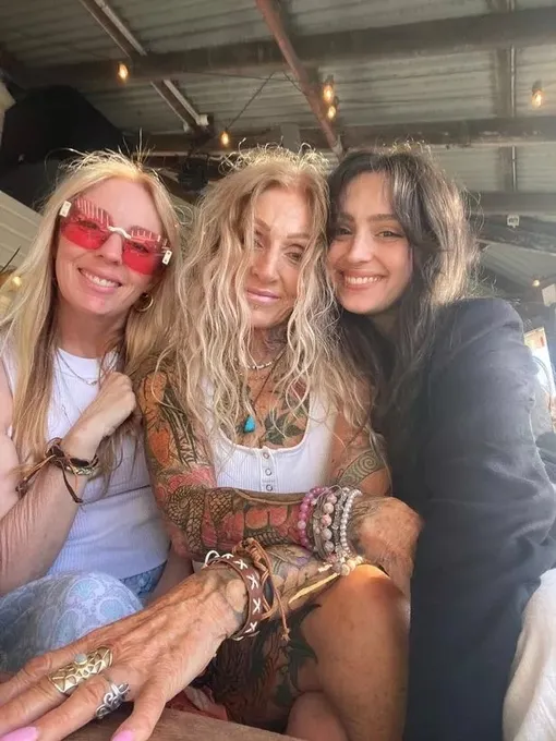 Лоррейн (в центре), ее дочь Шерри (слева) и внучка Пэрис (справа) Лоррейн (в центре), ее дочь Шерри (слева) и внучка Пэрис (справа)