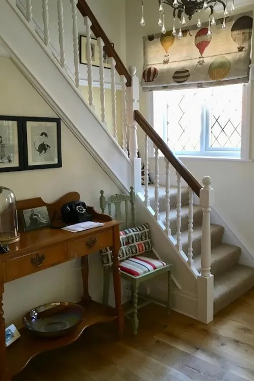 Соломенный оттенок в сочетании с серо-зеленым и бело-зеленоватыми тонами придаст интерьеру прихожей воздушность Соломенный оттенок в сочетании с серо-зеленым и бело-зеленоватыми тонами придаст интерьеру прихожей воздушность