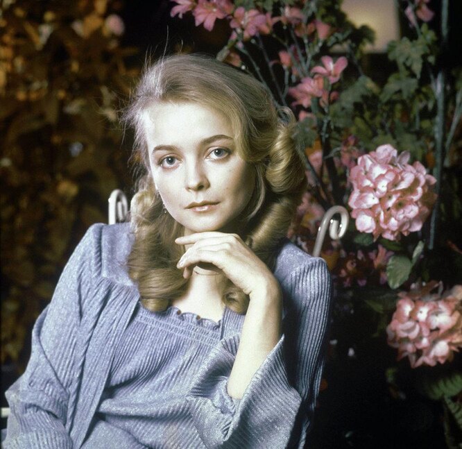 Жалаңаш Дженнифер Энистонның суреттері