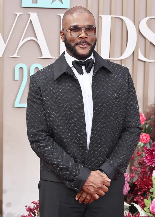 Тайлера Перри сравнили с Харви Вайнштейном, Биллом Косби, Р. Келли и Шоном «Пи-Дидди» Комбсом Тайлера Перри сравнили с Харви Вайнштейном, Биллом Косби, Р. Келли и Шоном «Пи-Дидди» Комбсом