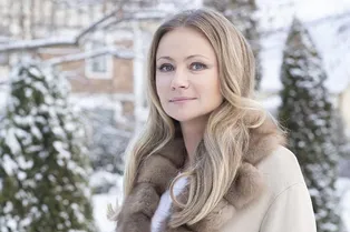 «Братские чувства»: 46-летняя Мария Миронова показала младшего сына на руках у старшего