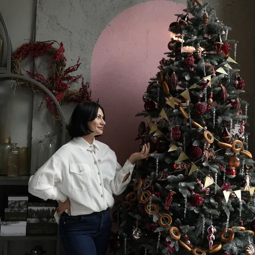 Елка в русском стиле, украсить ее можно самодельными украшениями и ретро игрушками.