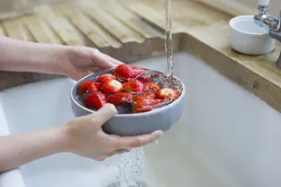 Нужно ли мыть фрукты с содой и в каких случаях: мнение эксперта