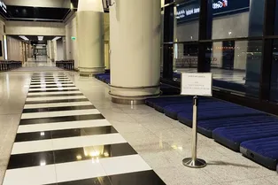 Пассажирам, застрявшим в Шереметьево из-за задержек рейсов, начали выдавать матрасы