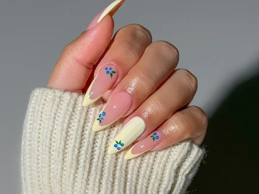 Французский маникюр с весенним акцентом Маникюр на 8 марта 2026 года