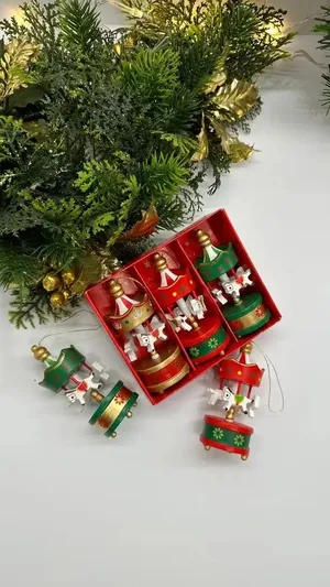 Елочная игрушка ярмарочная карусель с лошадьми для украшения елки к встрече 2026 года.