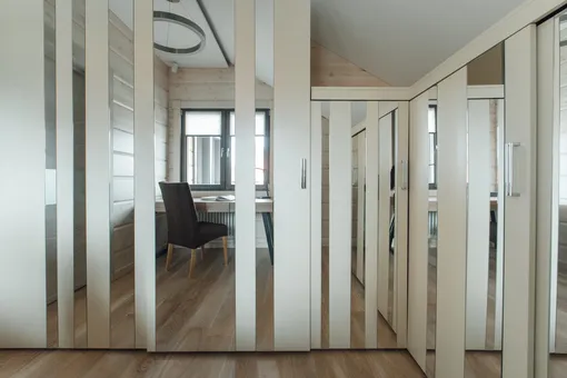 зеркальные шкафы