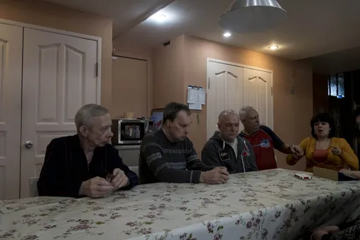 Сергей (слева), слабовидящий и слабослышащий, Олег (слабовидящий и слабослышащий), Александр (тугоухость и слепота), Юрий (тотально слепоглухой), Инесса на уроке по катехизации. Фото: Дарья Козырева для ТД Сергей (слева), слабовидящий и слабослышащий, Олег (слабовидящий и слабослышащий), Александр (тугоухость и слепота), Юрий (тотально слепоглухой), Инесса на уроке по катехизации. Фото: Дарья Козырева для ТД