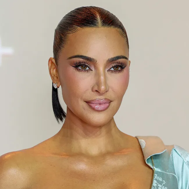 У Бекхэмов — «голая», у Кардашьян — зимний лес: как звёзды нарядили ёлки в 2025 году?