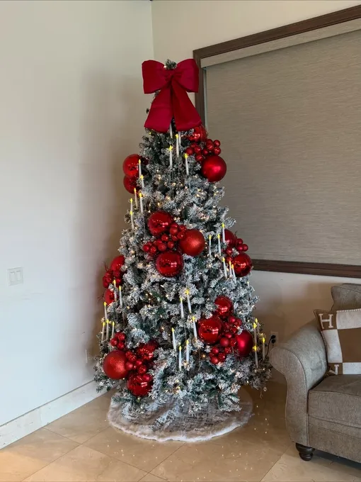 Большие елочные шары делают ёлку роскошной и полностью соответствуют духу года Огненной Лошади. Большие елочные шары делают ёлку роскошной и полностью соответствуют духу года Огненной Лошади.