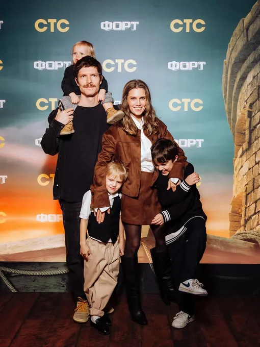 Дарья Мельникова и Роман Набатов с Елизаветой, Артуром и Марком Дарья Мельникова и Роман Набатов с Елизаветой, Артуром и Марком