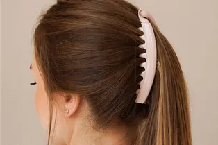 Заколка-банан: как носить аксессуар из 90-х, который снова в моде