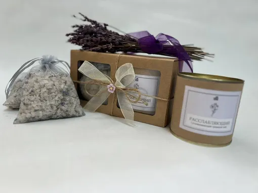 мешочек ароматные травяные сборы, соль для ванны с лавандой и свечу в стеклянном подсвечнике мешочек ароматные травяные сборы, соль для ванны с лавандой и свечу в стеклянном подсвечнике