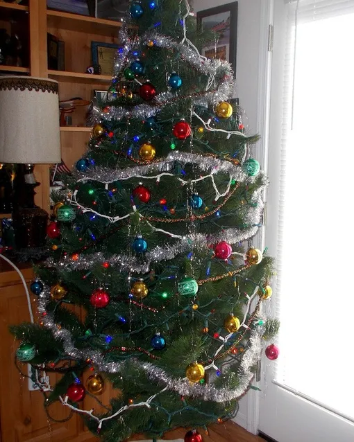 Елку можно нарядить красными и золотыми шарами. Это не только стильно, но и поможет привлечь удачу и деньги, так как символ 2026 года Огненная Лошадь любит яркие оттенки и блеск.