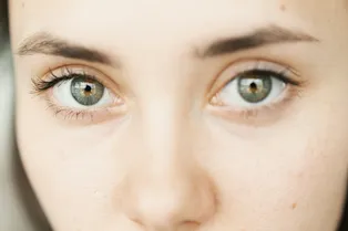 Тремор века: почему дёргается глаз и что с этим делать