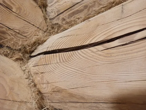 Замажьте трещины в деревянных постройках глиной