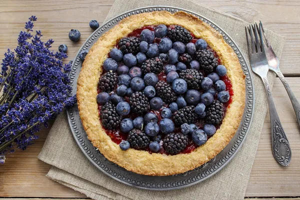 Простой рецепт пирога с черникой из песочного теста