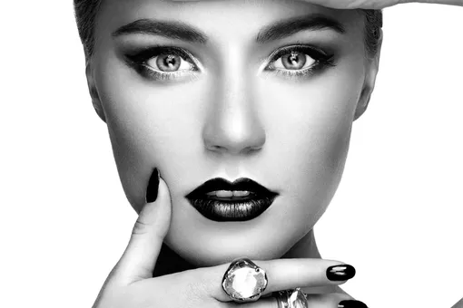 Почему у нее такие роскошные ногти?