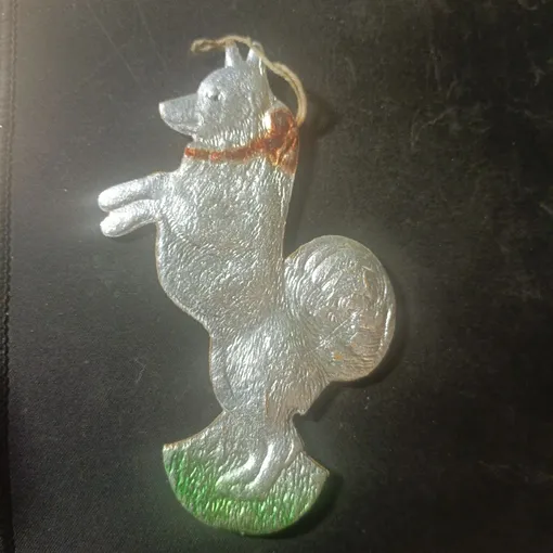 Советские картонные елочные игрушки вновь входят в моду. Это один из новогодних трендов 2025 года.