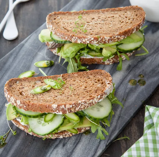 Салатная начинка сэндвича фото