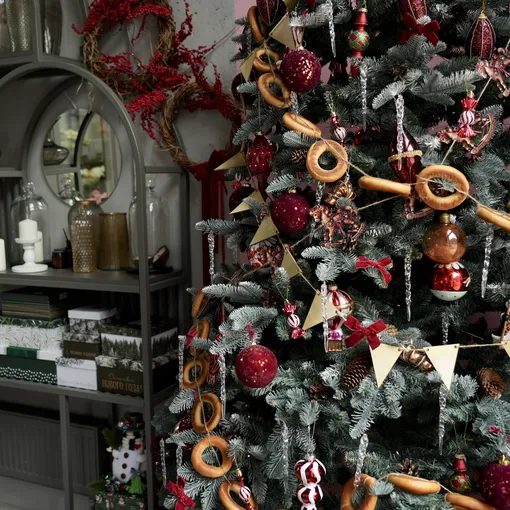 Елка в русском стиле стала одним из главных новогодних трендов 2025 года.