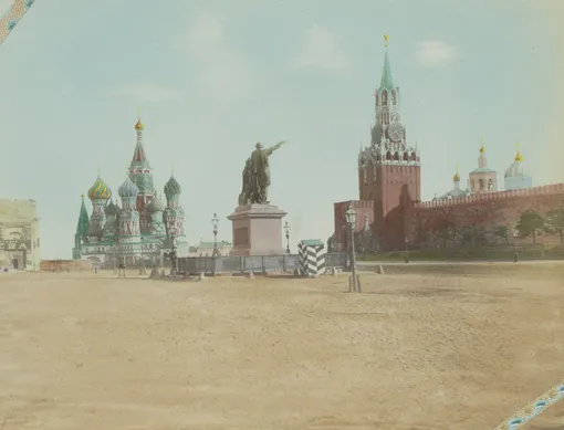 Старинная открытка с изображением памятника Минину и Пожарскому