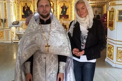 Анастасия Волочкова прививает десятилетней дочке любовь к церкви Анастасия Волочкова прививает десятилетней дочке любовь к церкви