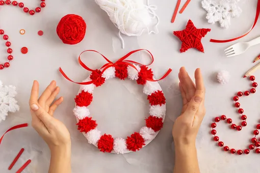 Снежные сцены в банке и венки из помпонов: 5 необычных новогодних украшений, которые можно сделать своими руками